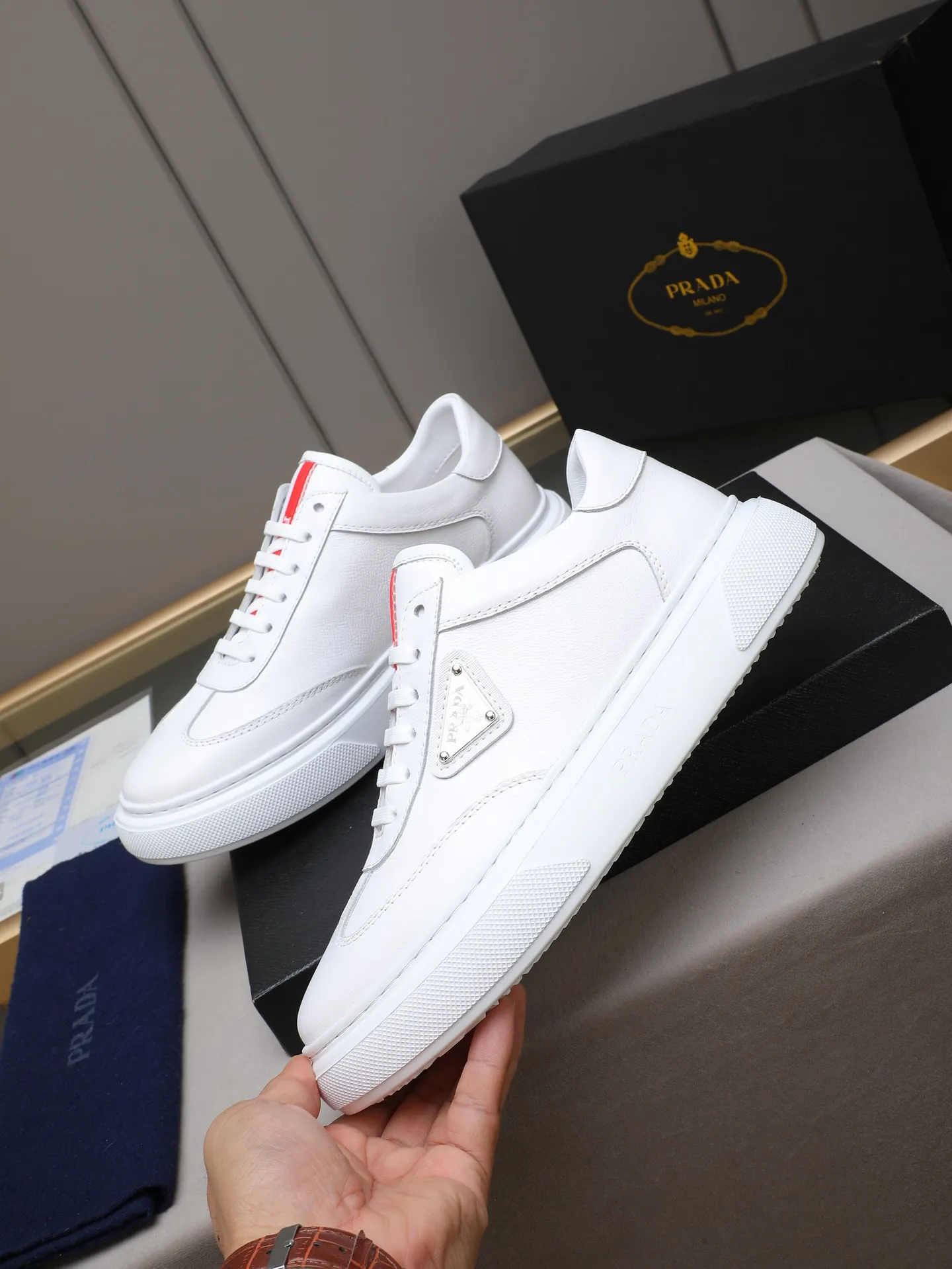 PP460 Prada/Prada men's new casual shoes, this upper is made of imported calfskin + sheep lining! The outside is decorated with the P family's classic metal triangle enamel logo, and the outsole is made of non-slip sports foam ultra-light outsole, which feels good on the feet and is a fashionable and fashionable item!  Size: 38-44 (45 customized)